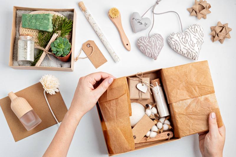 Kreatywne sposoby ozdabiania świątecznych prezentów – jak efektownie zapakować upominki